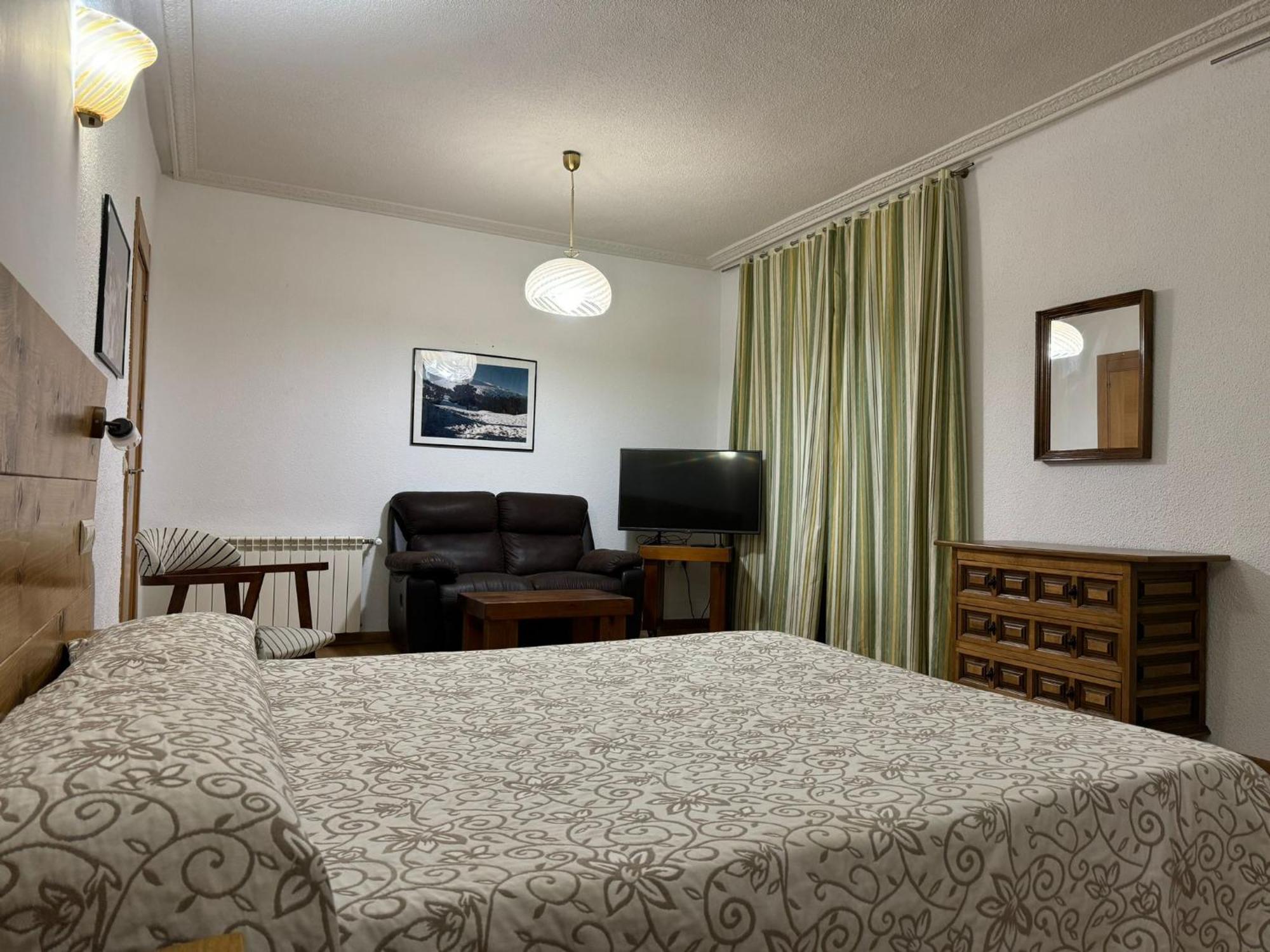 Hostal Aribel Longinos Cercedilla Kültér fotó